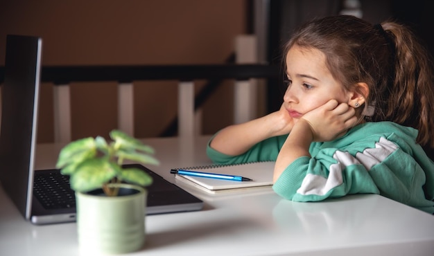 Foto kleines mädchen vor laptop-bildschirm studienkonzept