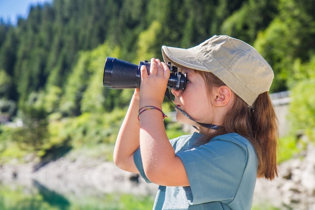 kleines Mädchen Wanderer in den Bergen