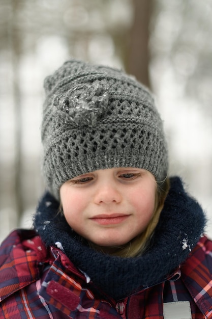 Foto kleines mädchen weint im wald