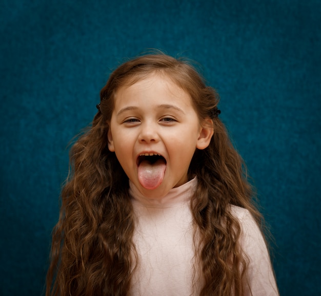 Kleines Mädchen zeigt Zunge