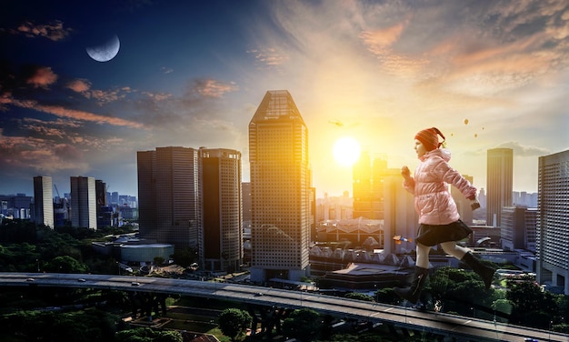 Kleines Mädchen zu Fuß mit der Stadt im Hintergrund. Gemischte Medien