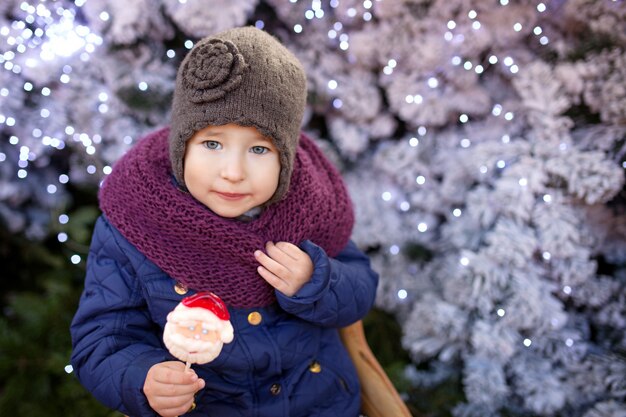 Kleines Mädchen zur Weihnachtszeit im Freien