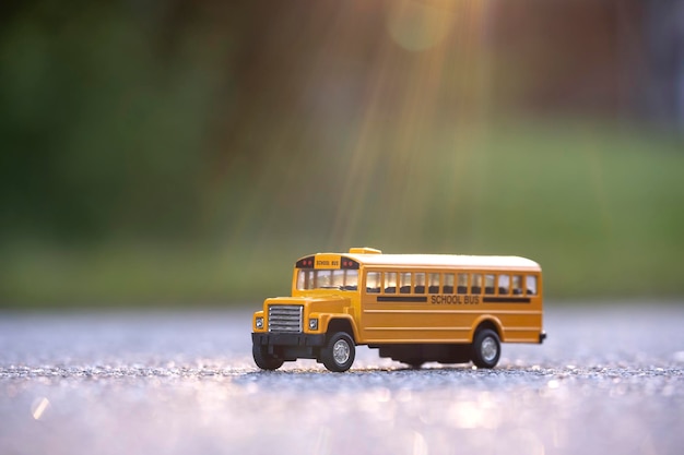 Kleines Modell eines amerikanischen gelben Schulbusses als Symbol der Bildung in den USA