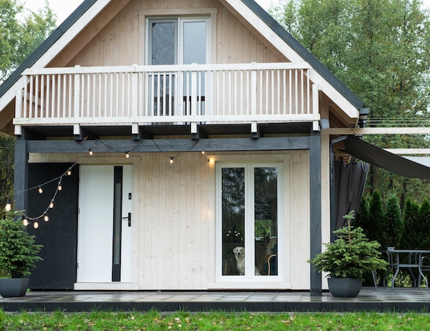 Foto kleines modernes holzhaus mit terrasse