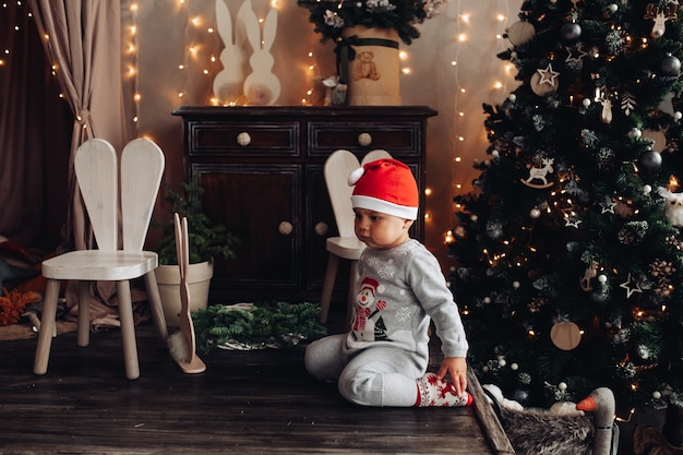 Kleines nettes Baby sitzt auf dem Boden