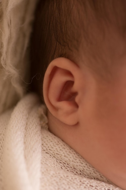 Kleines neugeborenes Baby Ohrläppchen Ohrring Ohr präaurikulärer Blinddarm zuhören