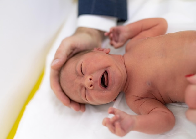 Kleines Neugeborenes im medizinischen Zentrum Babytherapie für die Gesundheitsversorgung