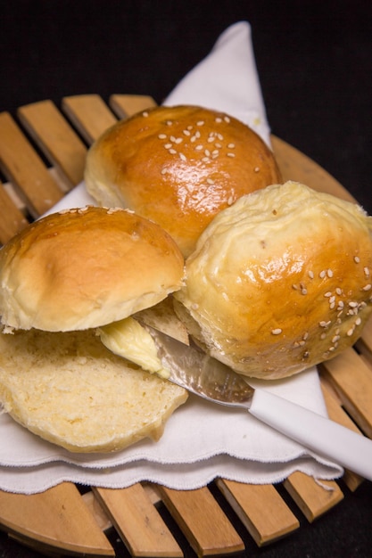 Kleines peruanisches gelbes Brotbrötchen mit Buttervorspeise