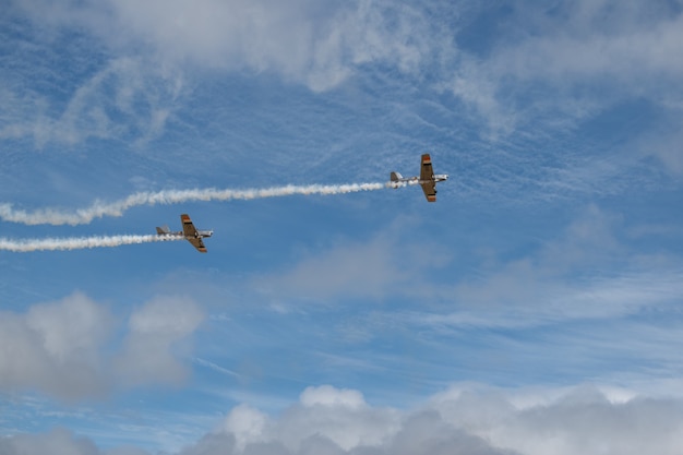 Kleines Retro-Flugzeug, klarer blauer Himmel