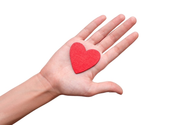 Kleines rotes Herz wird von einer Hand gehalten.