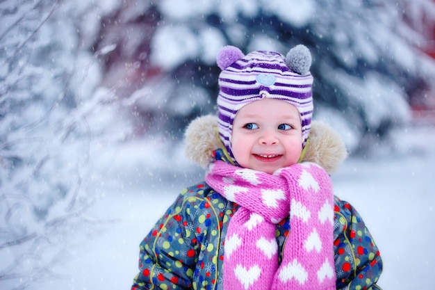 Kleines schönes Baby, in Winterkleidung