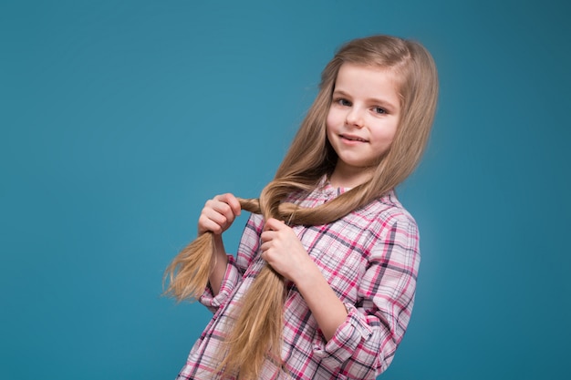 Kleines Schönheitsmädchen im Hemd mit dem langen braunen Haar