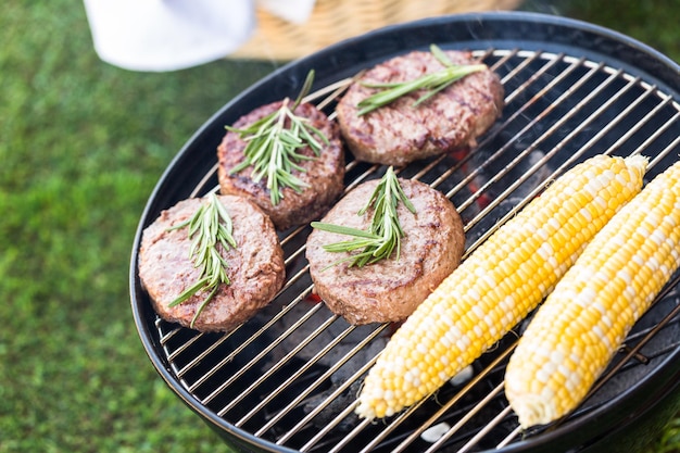 Kleines Sommerpicknick mit Limonade und Hamburgern im Park.