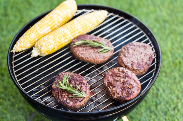 Kleines Sommerpicknick mit Limonade und Hamburgern im Park.