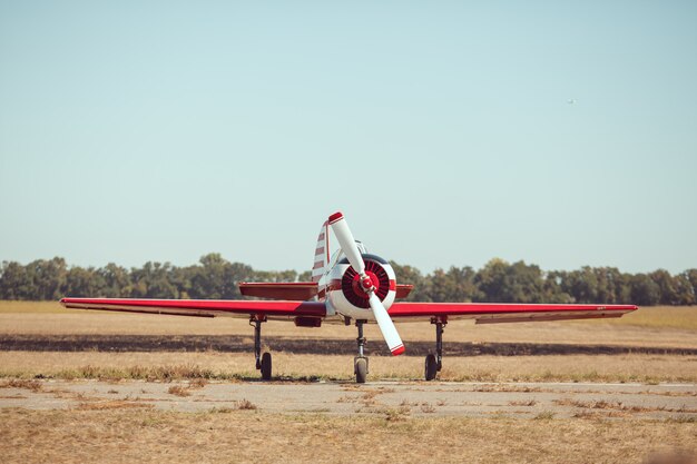 Kleines Sportflugzeug am Flughafen.