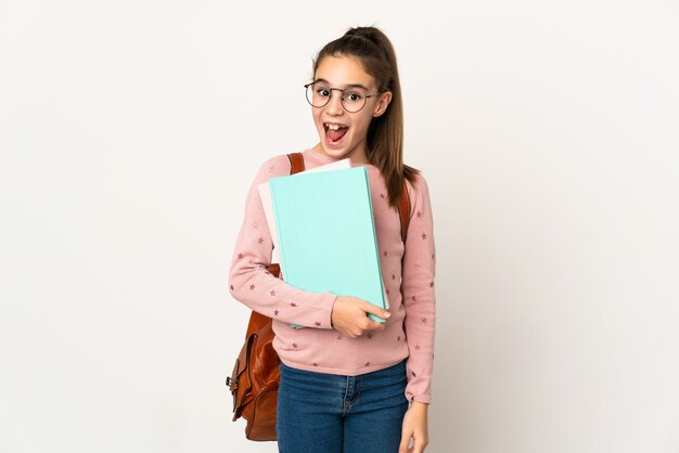 Kleines Studentenmädchen über isoliertem Hintergrund mit Überraschungsgesichtsausdruck