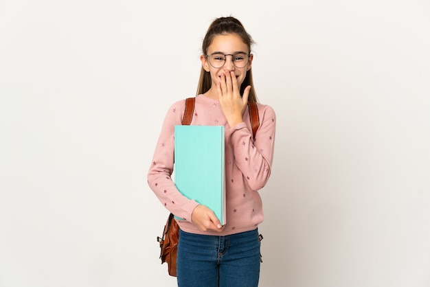 Kleines Studentenmädchen über isolierter Wand glücklich und lächelnd, Mund mit Hand bedeckend