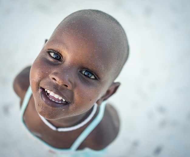 Kleines süßes afrikanisches Mädchen am Strand