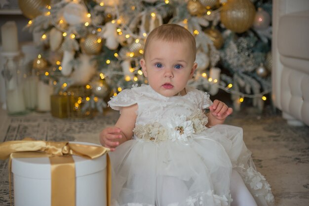 Kleines süßes Baby mit Weihnachtsgeschenkbox