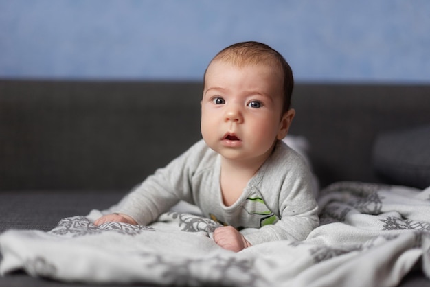 kleines süßes ernstes baby schaut vorsichtig in den rahmen