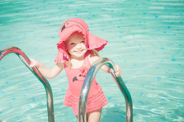 Kleines süßes Mädchen im Schwimmbad