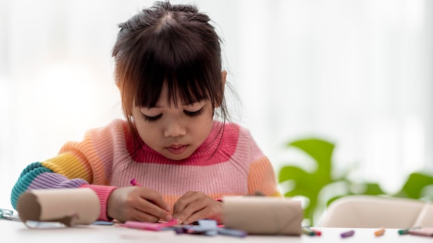 Kleines süßes Mädchen mit bemaltem Gewebekern Kunst lässt Kinder lernen und erschaffen