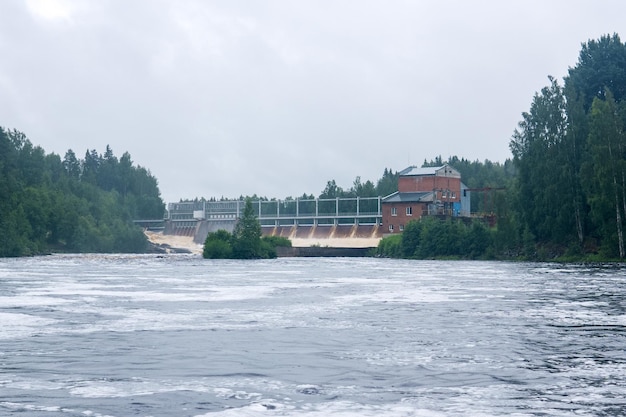 kleines Wasserkraftwerk am nördlichen Fluss