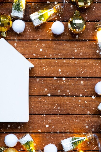 Kleines weißes Haus-Mockup auf Holz-Hintergrund mit Weihnachtsdekorations-Layout und Kopie-Spaceestate