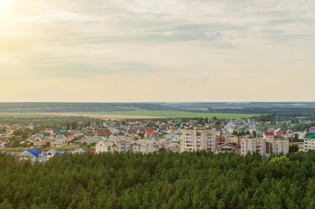 Kleines Wohngebiet des Feldes und des Himmels