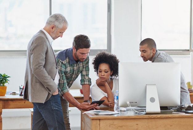 Kleingeschäftsteam oder Tablet im Büro für Besprechungen, Diskussionen oder Wachstumsstrategien Entwurf von Startup-Diversitätsgruppen oder Feedback mit Prozess für Ideenmotivation oder Unterstützung in digitalen Agenturen