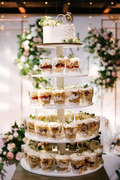 Kleinigkeiten auf einem Ständer bei einer Hochzeit aus rotem Samt und Schokolade