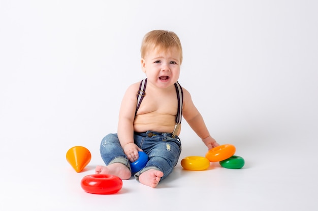 Kleinkind Baby Junge mit Spielzeug auf weißem Hintergrund