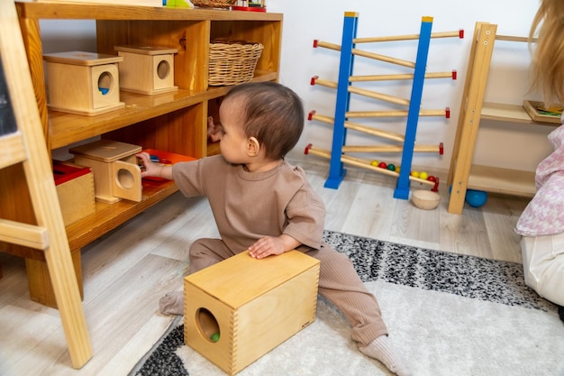 Kleinkind, das mit Montessori Imbucare-Formkasten spielt