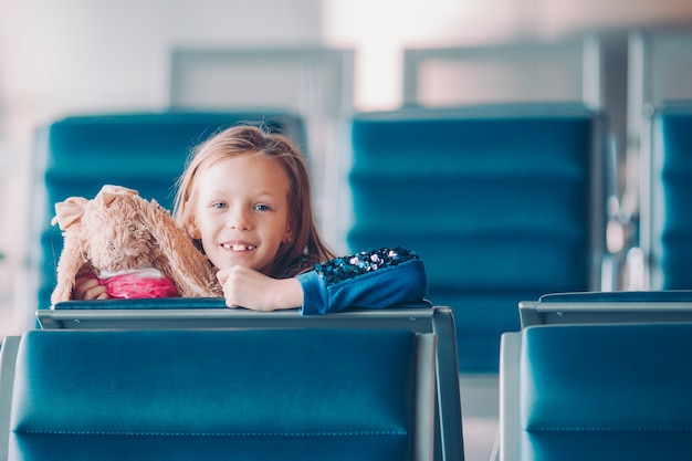 Kleinkind im Flughafen, der auf das Einsteigen wartet