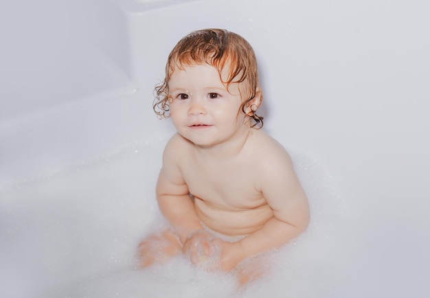 Kleinkind in der Dusche lustiges Kind in der Dusche Glückliches Baby, das ein Bad nimmt, das mit Schaumblasen spielt Little ch