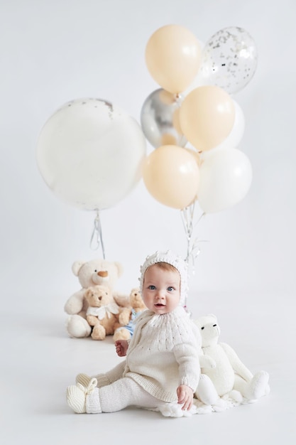 Kleinkind Junge Geburtstag Kind mit Luftballons und Spielzeug Happy Birthday Celebration Baby im ersten Jahr