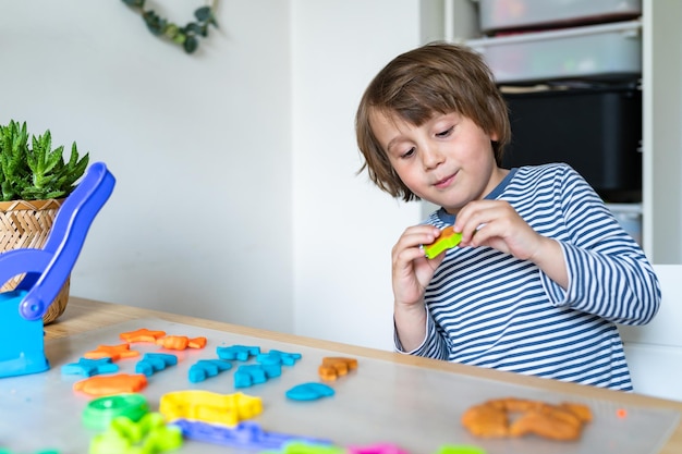 Foto kleinkind kind spielt mit modelliermasse set zu hause kind frühe entwicklung kreatives spiel