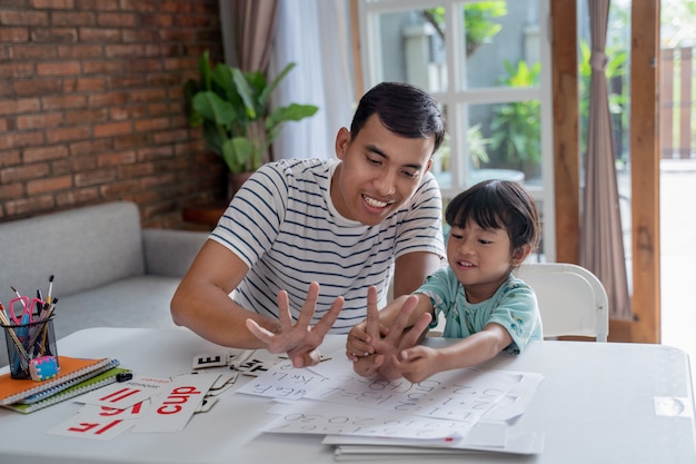 Kleinkind lernt Mathe und zählt mit ihrem Vater