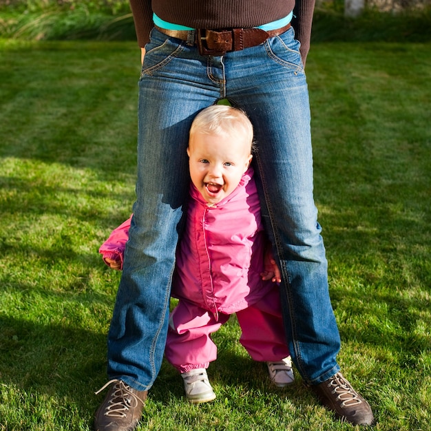 Foto kleinkind mit mutter im freien