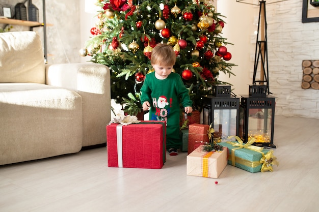 Kleinkind mit Weihnachtsgeschenk, Weihnachtsbaum