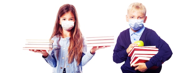 Kleinkinder mit Schutzmasken gegen Corona-Virus in der Schule.