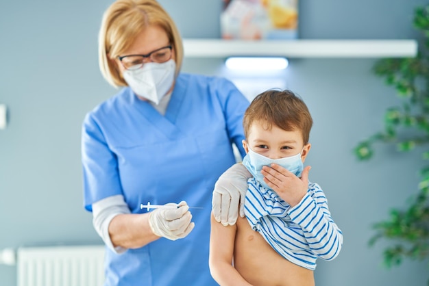 Kleinkinder während der Impfung im Krankenhaus. Foto in hoher Qualität