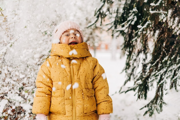 Kleinkindmädchen glücklich mit Schneetag im Winter