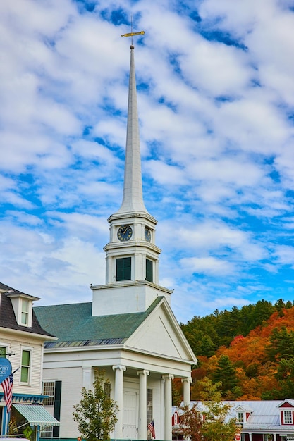 Kleinstadt mit weißem Kirchturm Christian Church im Herbst