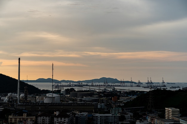 Kleinstadtschattenbild mit dem Hafenhintergrund bei Sonnenuntergang
