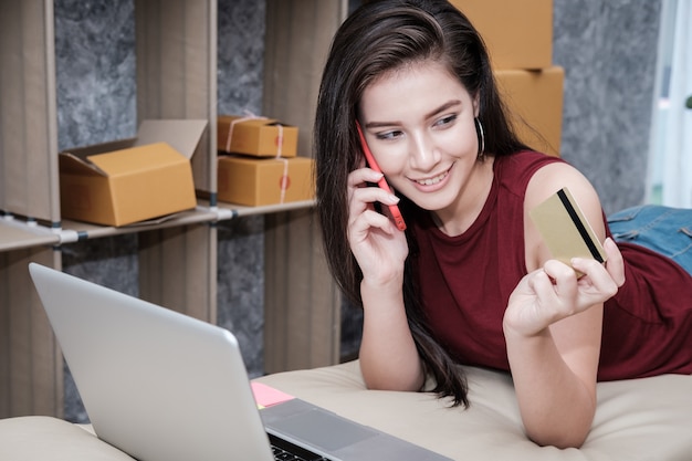 Foto kleinunternehmen bedenken für online-shopping