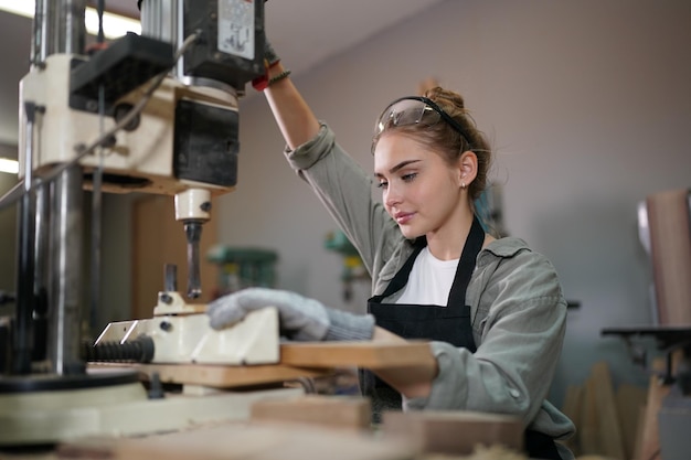 Foto kleinunternehmen einer jungen frau im hintergrund der möbelwerkstatt