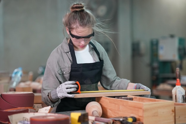 Kleinunternehmen einer jungen Frau im Hintergrund der Möbelwerkstatt