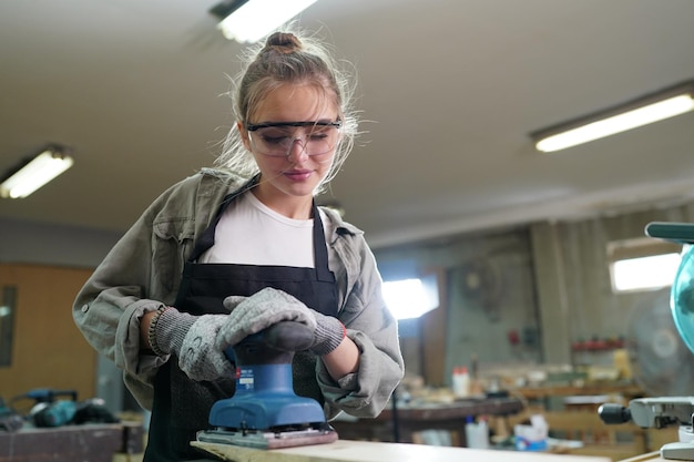 Kleinunternehmen einer jungen Frau im Hintergrund der Möbelwerkstatt