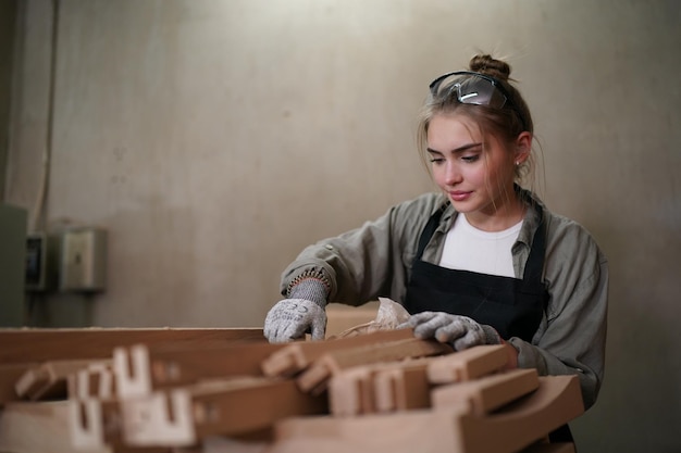 Kleinunternehmen einer jungen Frau im Hintergrund der Möbelwerkstatt